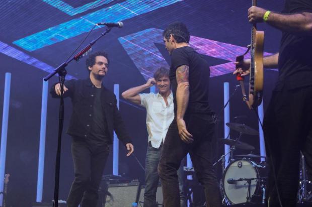Bonfá, Dado e Wagner Moura fazem show desafinado e emocionante em São Paulo JB NETO/AGÊNCIA ESTADO Bonfá, Dado e Wagner Moura fazem show desafinado e emocionante em São Paulo JB NETO/AGÊNCIA ESTADO