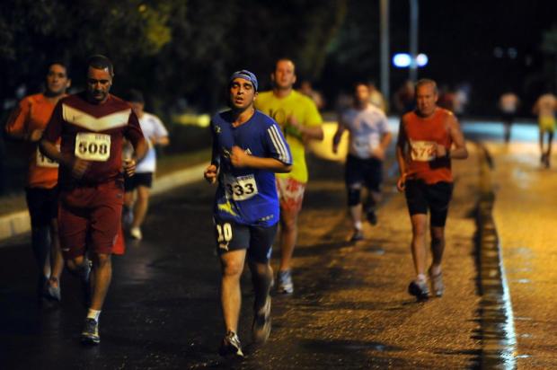 Centenas de pessoas participam de corrida noturna que marca o início do Dia do Desafio na Capital Bruno Alencastro/Agencia RBS