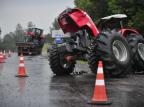 Trator cai da carroceria de caminhão em Estrela Diego Vara/Agência RBS