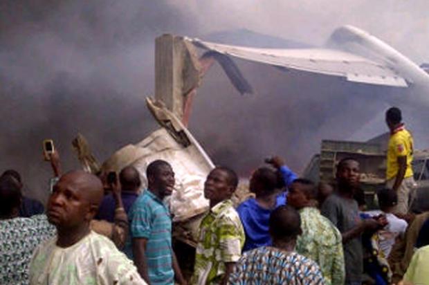 Avião com 153 passageiros cai em Lagos, na Nigéria AFP/AFP Avião com 153 passageiros cai em Lagos, na Nigéria AFP/AFP
