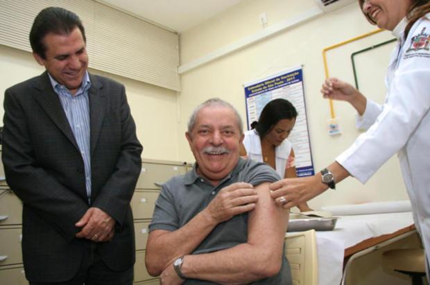 Lula e Marisa Letícia recebem vacina contra a gripe Instituto Cidadania/Divulgação