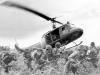 Soldados esperam para serem recolhidos por helicóptero americano, em junho de 1970, durante a guerra do Vietña