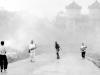 Na foto de 8 de junho de 1972, homens e mulheres vietnamitas carregam crianças queimandas após um ataque de napalm em Trang Bang, no sul do Vietnã