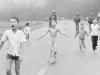 A foto histórica da guerra do Vietña mostra a menina Kim Phuc correndo após ter suas roupas de algodão queimados por napalm  