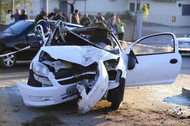 Carro capota em corredor de ônibus e deixa jovem morta na Capital Ronaldo Bernardi/Agencia RBS