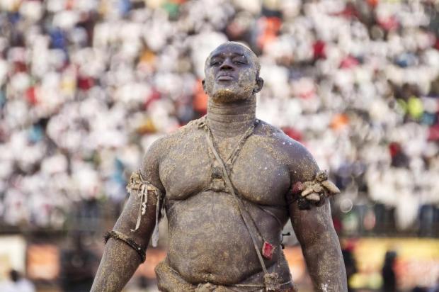 No Senegal, popular estilo de luta cruza dinheiro e misticismo Joe Penney/The New York Times No Senegal, popular estilo de luta cruza dinheiro e misticismo Joe Penney/The New York Times