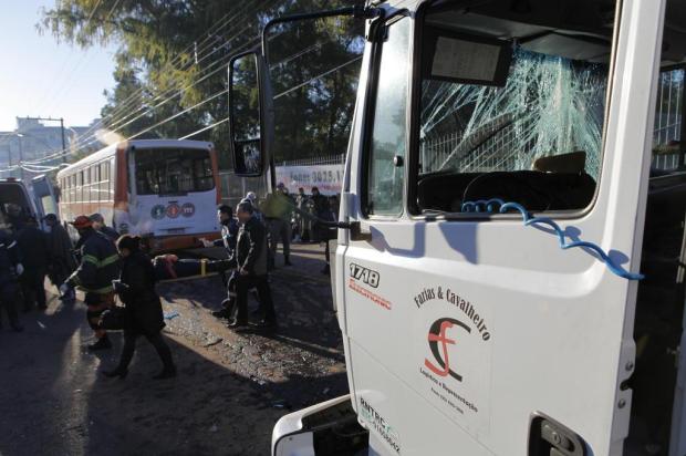 Mais de 20 pessoas se ferem em acidente entre caminhão e ônibus em Santa Maria Germano Rorato/Especial Mais de 20 pessoas se ferem em acidente entre caminhão e ônibus em Santa Maria Germano Rorato/Especial