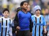 Crianças entram em campo com o time do Grêmio na partida contra o Corinthians pelo Brasileirão 2012