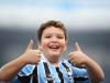 Crianças entram em campo com o time do Grêmio na partida contra o Corinthians pelo Brasileirão 2012