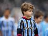 Crianças entram em campo com o time do Grêmio na partida contra o Corinthians pelo Brasileirão 2012