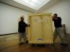Ao chegar no último andar, onde as obras de Tomie serão expostas, as caixas foram retiradas do elevador para a conferência dos museólogos. Além do profissional da Fundação, outros dois técnicos acompanharam a abertura das embalagens