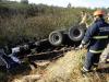 Caminhão tentou desviar de Chevette e caiu em barranco, causando a morte do motorista