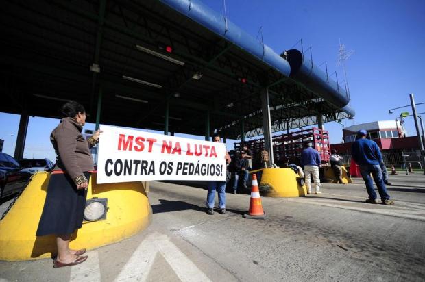 Via Campesina e Movimentos Sociais liberam cancelas de pedágios em sete municípios gaúchos Ronaldo Bernardi/Agencia RBS Via Campesina e Movimentos Sociais liberam cancelas de pedágios em sete municípios gaúchos Ronaldo Bernardi/Agencia RBS