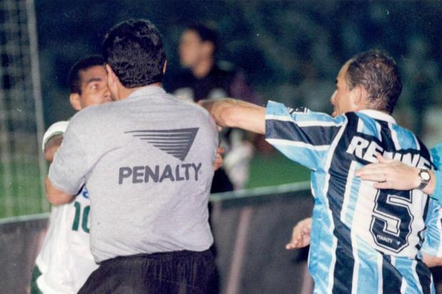 "Fico nervoso até hoje", comenta Dinho sobre briga com Válber em 1995 Júlio Cordeiro/Agencia RBS "Fico nervoso até hoje", comenta Dinho sobre briga com Válber em 1995 Júlio Cordeiro/Agencia RBS