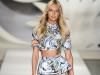 A modelo Candice Swanepoel fechou a noite de desfiles para a Colcci, mostrando barriga de fora e cintura alta.