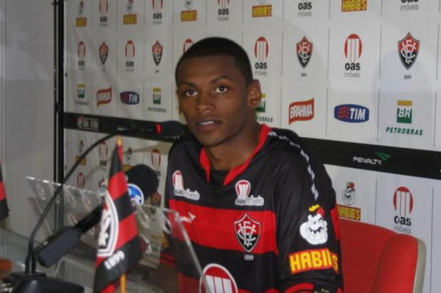 Emprestado pelo Grêmio, Dener é apresentado pelo Vitória EC Vitória/Divulgação
