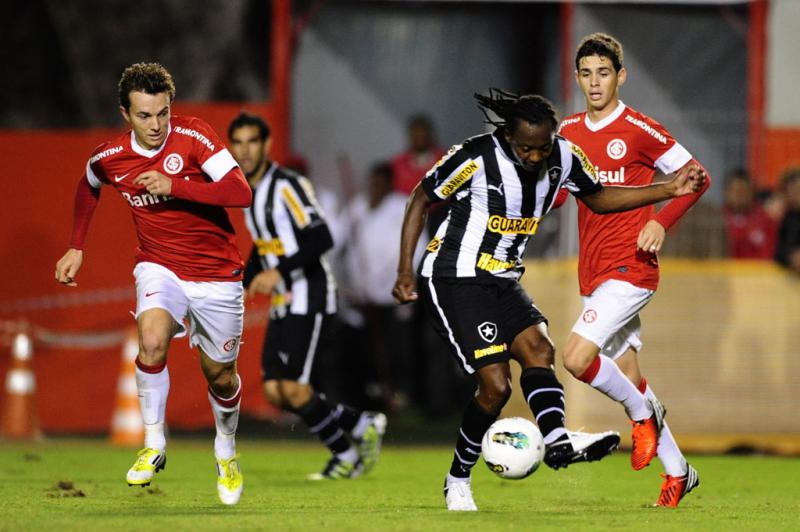 Andrezinho empatou o jogo para o Botafogo com belo chute de fora da área:imagem 6