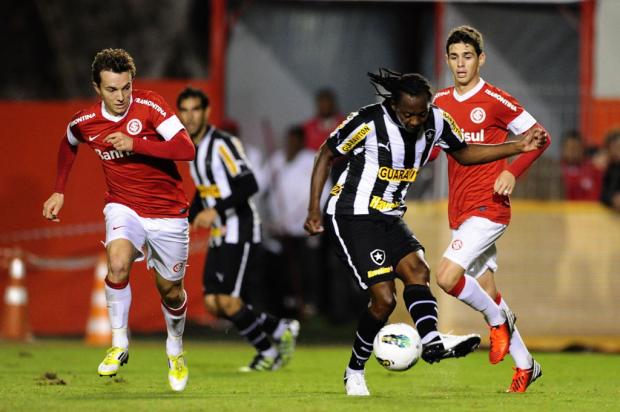 Andrezinho rouba a cena e Inter perde de virada por 2 a 1 para o Botafogo Mauro Vieira/ Andrezinho rouba a cena e Inter perde de virada por 2 a 1 para o Botafogo Mauro Vieira/