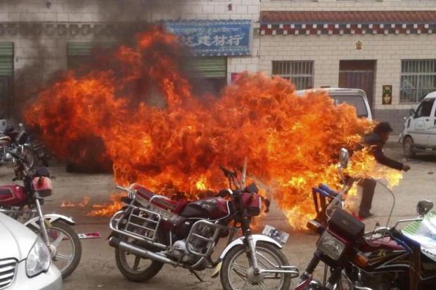 Um jovem morre e outro fica gravemente ferido após atearem fogo contra o próprio corpo em protesto The Tibetan Youth Congress/AP