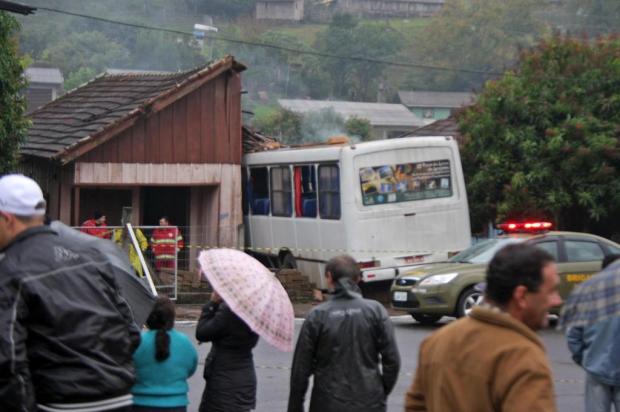 Acidente com ônibus que invadiu casa deixa uma morta e seis feridos em Igrejinha Renan Arnold/Especial