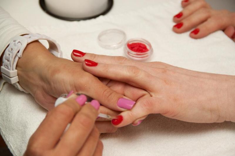 Passo 1: pinte as unhas com esmalte na cor que desejar e limpe os cantinhos com o removedor.:imagem 1