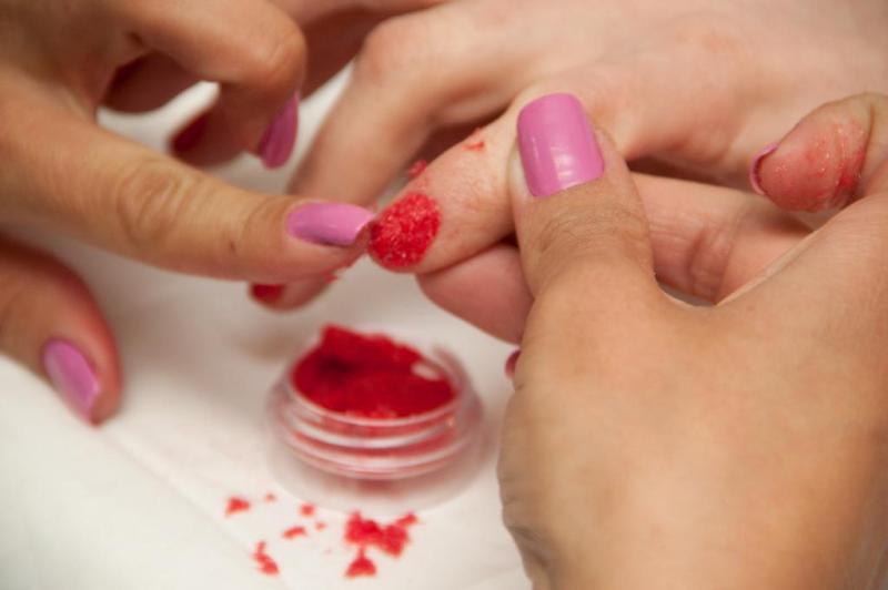 Passo 3: ao retirar o dedo do recipiente, aperte o pó de flocagem nas unhas para fixar bem.:imagem 4