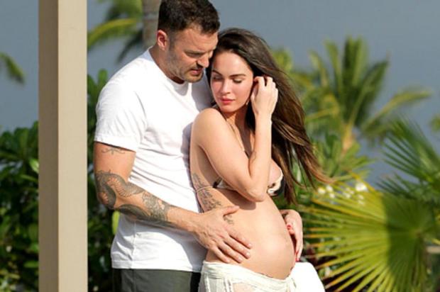 Megan Fox põe biquini e assume a gravidez Reprodução/Us Magazine Megan Fox põe biquini e assume a gravidez Reprodução/Us Magazine