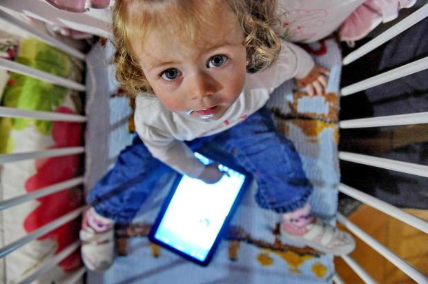 Facilidade de uso dos tablets faz crianças terem contato com o mundo digital cada vez mais cedo Lauro Alves/Agencia RBS