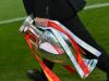 Taça do grande campeão pronta para ser erguida após o jogo