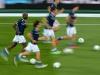 Jogadores italianos aqueceram no campo, antes da partida
