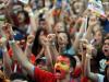 Torcedores espanhóis comemoraram o resultado do lado de fora do estádio