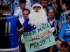 A torcida tricolor levou diferentes faixas e cartazes ao estádio com recados para Ronaldinho Gaúcho