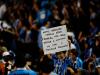 A torcida tricolor levou diferentes faixas e cartazes ao estádio com recados para Ronaldinho Gaúcho