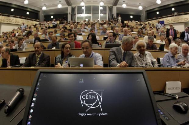 Cientistas anunciam "sólidas evidências" da “partícula de Deus” Denis Balibouse/AFP