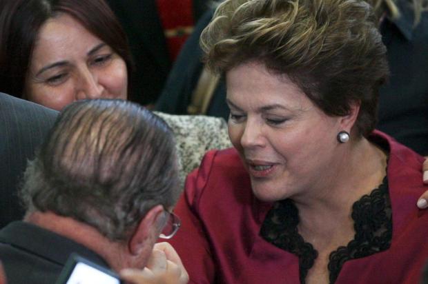 Após foto ao lado de Lula, Maluf beija mão da presidente Dilma Ed Ferreira/AE