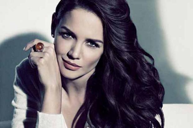 Katie Holmes teria gasto R$ 100 mil em presentes de Natal para Suri H. Stern/divulgação