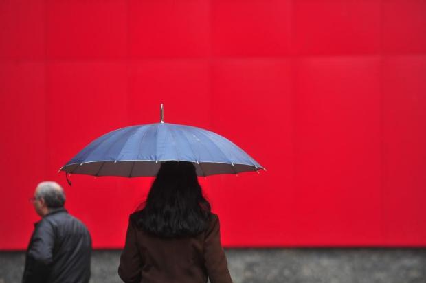 Chuva atinge Porto Alegre e provoca queda na temperatura Tadeu Vilani/Agencia RBS Chuva atinge Porto Alegre e provoca queda na temperatura Tadeu Vilani/Agencia RBS