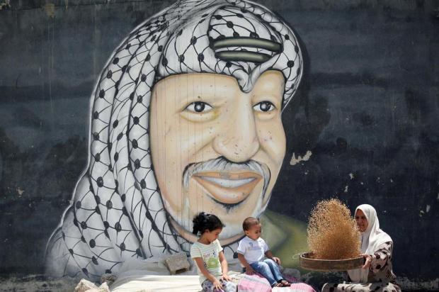 Palestinos querem investigação internacional sobre morte de Arafat AFP PHOTO / SAIF DAHLAH/AFP Palestinos querem investigação internacional sobre morte de Arafat AFP PHOTO / SAIF DAHLAH/AFP