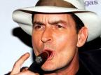 Charlie Sheen teria brigado e demitido Selma Blair de sua série de TV Divulgação/