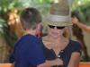 Sharon Stone o filho Quinn passeiam na Praia de Laranjeiras, em Bal.Camboriú/SC