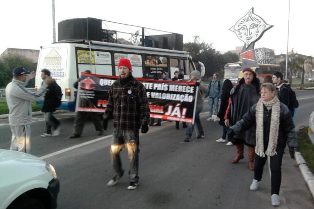 Manifestantes trancam a entrada da UFSM em protesto Rogério Perobelli/arquivo pessoal