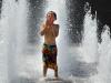 Crianças aproveitaram para se divertir com as altas temperaturas nos Estados Unidos