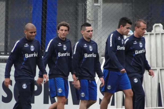 No primeiro treino no Grêmio, Elano reencontra ex-colegas de Santos Adriano de Carvalho/