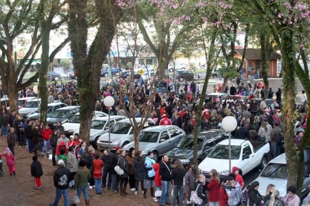 Cerca de 5 mil pessoas fazem fila para se vacinar em Santa Rosa Luís Paulo Soares/Especial Cerca de 5 mil pessoas fazem fila para se vacinar em Santa Rosa Luís Paulo Soares/Especial