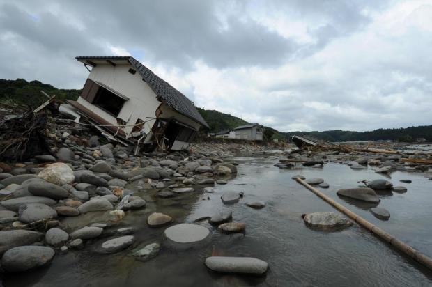 Chuva mata pelo menos 27 pessoas no Sul do Japão Kazhuhiro Nogi/AFP Chuva mata pelo menos 27 pessoas no Sul do Japão Kazhuhiro Nogi/AFP