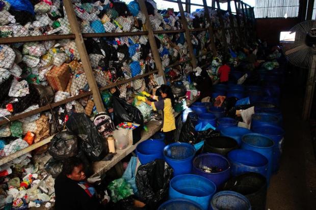VÍDEO: veja como o lixo que você separa em casa transforma vidas em cooperativas de reciclagem Marcelo Oliveira/Agencia RBS VÍDEO: veja como o lixo que você separa em casa transforma vidas em cooperativas de reciclagem Marcelo Oliveira/Agencia RBS