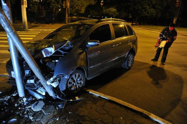 Motorista bate e abandona carro na Capital Bruno Alencastro/Agencia RBS Motorista bate e abandona carro na Capital Bruno Alencastro/Agencia RBS
