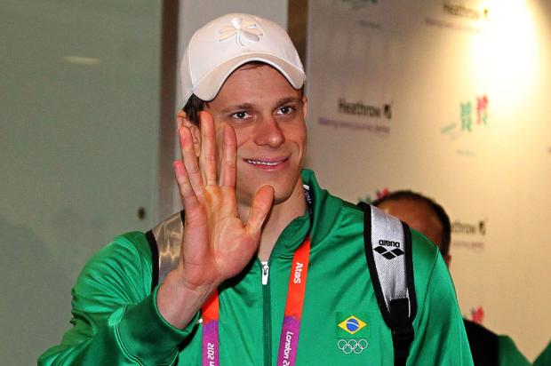 Na chegada a Londres, Cesar Cielo causa alvoroço no aeroporto Satiro Sodré, Divulgação COB/