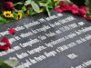 Familiares depositaram flores sobre placa que homenageia vítimas