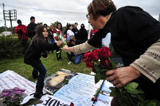Com flores e cartazes, familiares lembram vítimas do voo 3054 na Capital Diego Vara/Agencia RBS